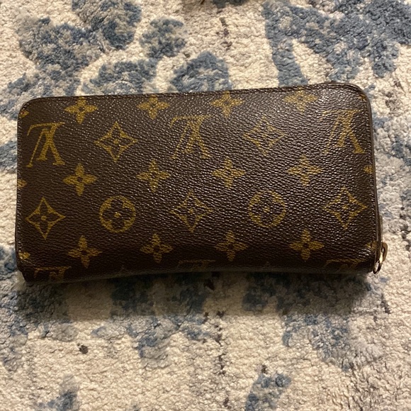 Louis Vuitton zippy wallet like new. - Picture 2 of 6